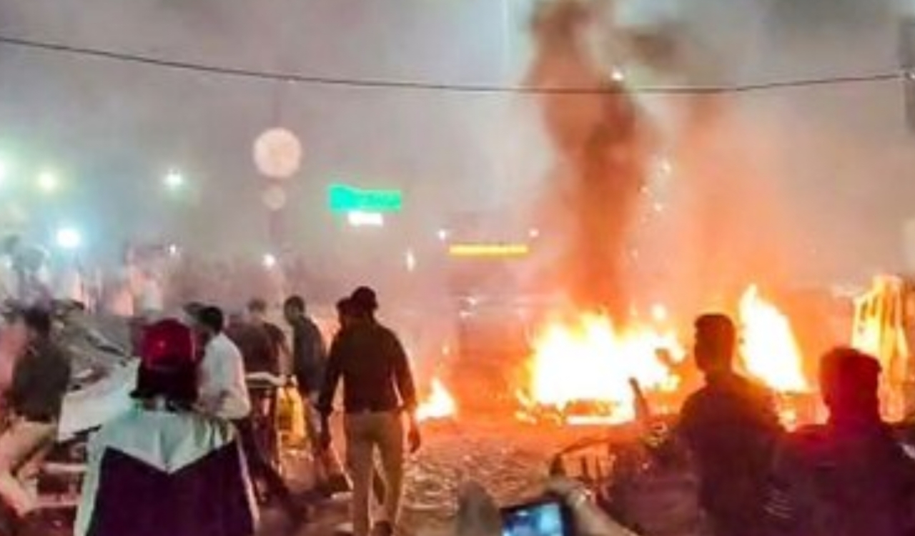 धमाका उस समय हुआ जब कार ट्रैफिक सिग्नल पर धीमी हुई और लाल किला मेट्रो स्टेशन के गेट नंबर 1 के पास रुक गई। धमाके के बाद आस-पास खड़ी कई गाड़ियों में भी आग लग गई।