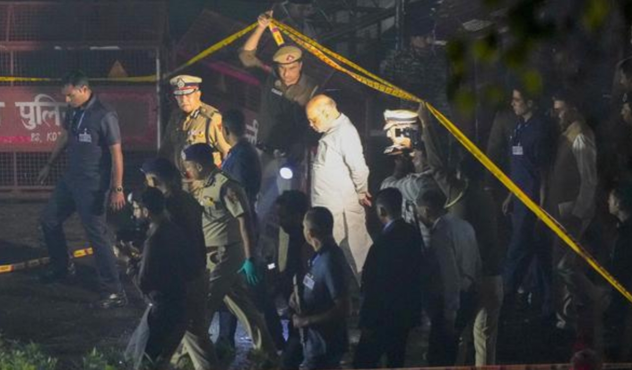 गृह मंत्री Amit Shah ने कहा कि,
सभी संभावनाओं पर विचार किया जा रहा है, और हर एंगल से गहन जांच की जाएगी।”