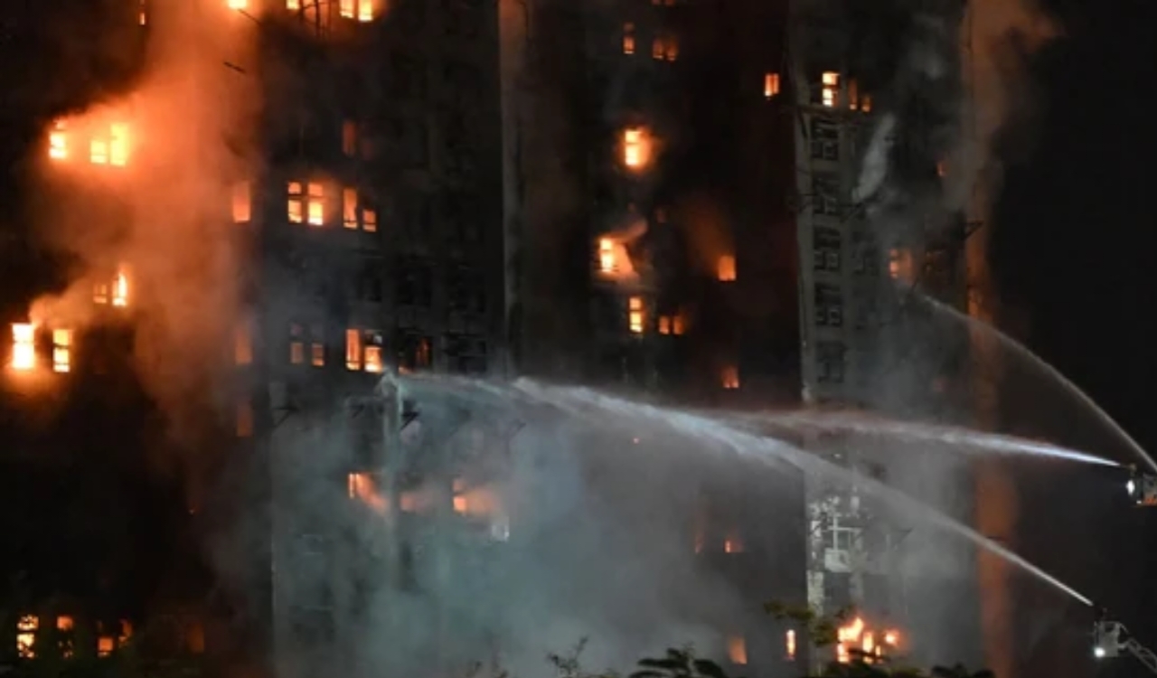 Hangkang में Bhisan Aag: 7 Rihayshi Tower जलकर खाक, 13 Logo की मौत