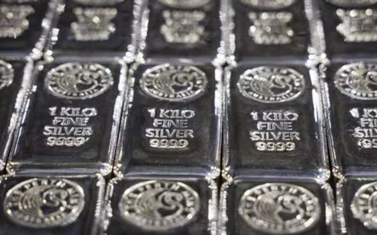 Silver की price में बड़ी गिरावट Record हाई से करीब ₹14,000 फिसली