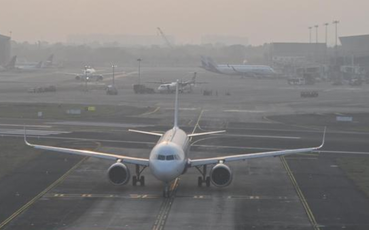 New Delhi: में छाया घना कोहरा AQI 376 पर पहुंचा यातायात और स्वास्थ्य पर असर