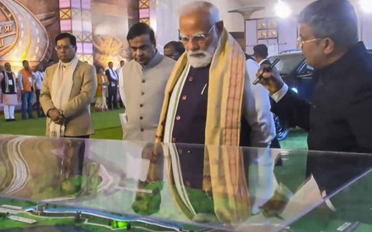 PM Narendra Modi ने ₹6,957 Crore के काजीरंगा कॉरिडोर की रखी आधारशिला दो अमृत Bharat Trains को दिखाई हरी झंडी