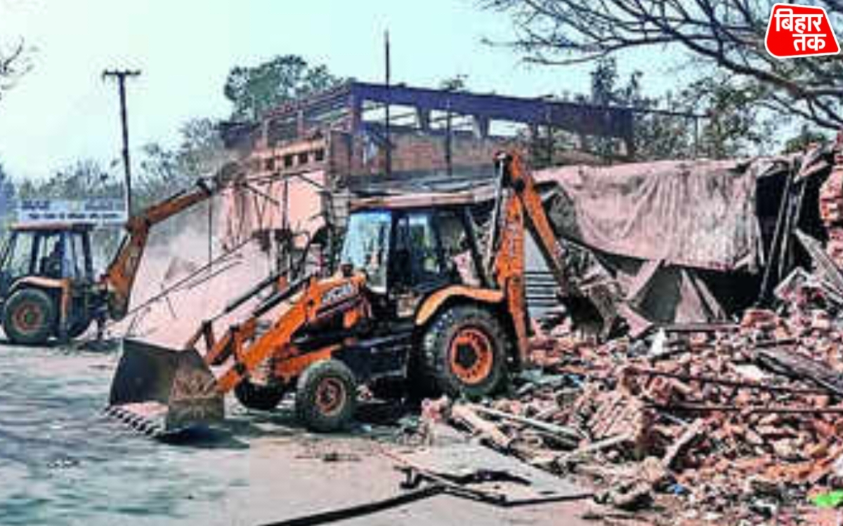 चेतावनी और अपील बेअसर सासाराम नगर परिषद ने अतिक्रमण हटाने के लिए फुटपाथ खुदवाए